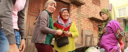 Projects Abroad volunteer follows up with a local entrepreneur on the repayment of their micro-loan in Cambodia. High School Special volunteer collects a loan repayment from a beneficiary in Cambodia.